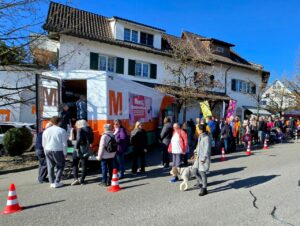 Die Aktion erfuhr einen großen Andrang beim ersten Stopp in Hombrechtikon.